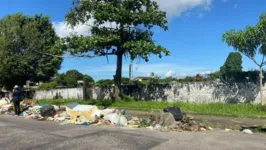 A prática causa poluição ambiental na área e faz moradores terem de respirar fumaça tóxica