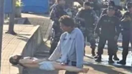 A Polícia Militar foi acionada e passou a perseguir e conter a mulher.