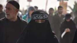 Os talibãs emitiu ordem para que as mulheres se cubram totalmente em público.