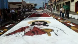 O feriado é caracterizado pela procissão sobre o tapete de serragem em Capanema.