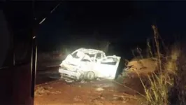 Carro ficou totalmente destruído pelas chamas