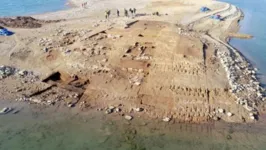 A cidade de Zakhiku emergindo das águas do Rio Tigre durante a seca recente