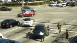 O veículo foi parado com a ajuda dos demais condutores que estavam no local