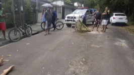 O local da ocorrência foi isolado pela Polícia Militar.