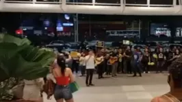 Jovens fizeram campanhas de conscientização em frente a shopping na Doca