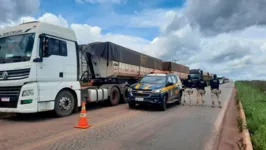 Caminhoneiros abandonaram as carretas que ficaram em fila na rodovia federal