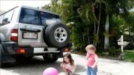 Imagem ilustrativa sobre o risco de acidentes domésticos envolvendo veículos e crianças.