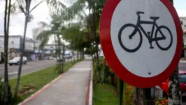 Ciclistam sofrem com a falta de espaços no trânsito, o que provoca acidentes graves