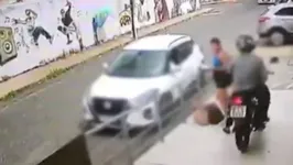 A vítima reage, corre e o homem acaba caindo do veículo ao tentar agarrá-la.