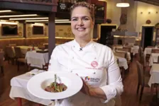 Chef Ângela Sicília com a receita pronta Tirinhas de carne Ching Ling.