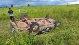 O carro seria da polícia de Nova Esperança do Piriá. O veículo capotou e saiu da estrada.