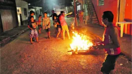 A fogueira, símbolo das festas juninas, ainda é acesa em alguns bairros.