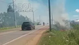 Às margens da PA-150, fogo na vegetação com bastante fumaça densa levada pelo vento, prejudicando a visibilidade de quem trafega pela rodovia