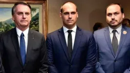 Carlos e Eduardo Bolsonaro só podem concorrer à reeleições enquanto o pai for presidente