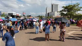 Grupo de servidores se reuniram na frente da secretaria de obras nesta segunda-feira (23)