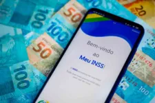 Têm direito às parcelas do 13º do INSS, os segurados que recebem aposentadoria, pensão por morte, auxílio-doença, auxílio-acidente ou auxílio-reclusão.