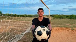 Luva de Pedreiro se popularizou com vídeos de futebol em um campo de terra na Bahia