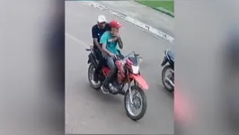 Câmara flagra o momento em que os dois suspeitos passam na moto