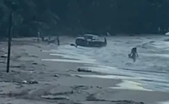 Veículo atolado na praia de Mosqueiro