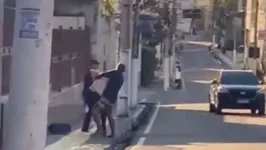 Criminosos assaltam mulher no meio da rua em Belém