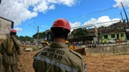 Bombeiros continuam na busca de pessoas desaparecidas em Recife