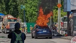 Com teto de vidro panorâmico e a tela central sensível ao toque com 15 polegadas estão entre os itens de série. Com tração integral e potência equivalente a 480 cv, o Tesla Model Y vai de 0 a 100 km/h em 3,5 segundos e chega a 250 km/h de velocidade máxima, dependendo da configuração.
 
Na manhã da última sexta-feira, 20, em Vancouver, no Canadá. O motorista Jamil Jutha se viu trancado em seu Tesla Model Y 2021 em chamas.
 
“As portas não abriam”, “as janelas não abaixavam”. Com o fogo, o carro perdeu energia para todos os componentes eletrônicos, e o sistema normal de abertura de portas e janelas está entre esses, lembrou o motorista Jutha.
 
Com a fumaça tóxica começando a encher a cabine pelas saídas de ar, Jutha começou a entrar em pânico. Ele poderia ter se juntado ao grupo de vítimas fatais de incêndios em Teslas. 
 
A força no pé foi a salvação do motorista. “Eu chutei a janela, saí e liguei para o 911 [polícia local] imediatamente”, afirmou. A janela foi quebrada e ele conseguiu escapar. “Temos muita sorte que esse indivíduo teve o senso e a força para chutar a janela”, afirmou o chefe de bombeiros Brian Hutchinson. 
 
Carros Tesla possuem mecanismos físicos para situações de fogo
O acidente está sob investigação e os bombeiros estão tentando descobrir o que exatamente deu errado com o carro.
Como qualquer carro com abertura elétrica, os veículos da Tesla contam com dispositivos mecânicos para abrir as portas. Mas Jutha diz que o protocolo de emergência para abrir a porta em caso de falha elétrica não é intuitivo – tanto que ele próprio não estava ciente e teve que quebrar a janela.
Há uma pequena alavanca próxima ao botão de abrir e fechar as janelas para o motorista e passageiro da frente. O mecanismo se encontra na parte de baixo da porta. No Model X, é necessário retirar uma parte conectada da tampa interna para acessar, já no Model S, o acionamento é acessado embaixo do banco. Os dispositivos deveriam ser óbvios para qualquer pessoa, inclusive quem não é dono de um Tesla e pode se achar preso em um do mesmo jeito.