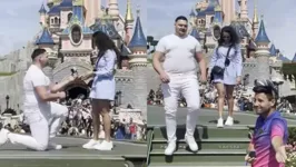 O funcionário tomou a aliança na hora que o homem estava ajoelhado fazendo o pedido