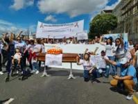 Cartazes, faixas e até um caixão foi usado na manifestação