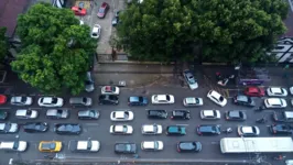 Avenida Magalhães Barata com trânsito intenso no momento da chuva