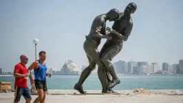 A estátua foi feita pelo escultor argelino Adel Abdessemed, e está sendo exposta no Qatar