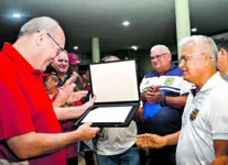 Guilherme Guerreiro recebe placa comemorativa pelos 94 anos da Rádio Clube do Pará.