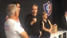 Ricardo Gluck Paul (centro) é empossado novo presidente da FPF. Entidade foi conduzida nos últimos 6 meses por Graciete Maués (direita), de forma interina.