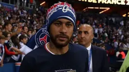 Neymar comemora título francês do PSG na temporada 2021/2022