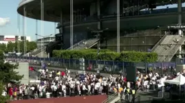 Torcedores chegam ao Stade de France para acompanhar a final