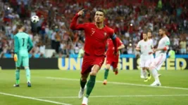 Uma camisa da Seleção de Portugal, autografada por Cristiano Ronaldo , foi leiloada por para angariar fundos para o exército ucraniano.