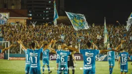 Torcida e jogadores do Paysandu vibram após mais uma vitória na Série C, dentro da Curuzu.