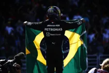 Lewis Hamilton homenageou o Brasil e Ayrton Senna, após vencer o GP de São Paulo, na temporada de 2021, na formula 1