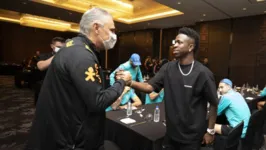 Técnico Tite e atacante Vinicius Junior, na concentração da Seleção Brasileira