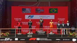 Brasileiro Felipe Drugovich (à direita no pódium), é um dos cotados para subir à Formula 1, em 2023.