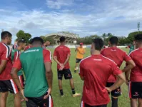 Técnico Roberto Fonseca orienta jogadores do Ferroviário, de olho no desafio contra o Paysandu