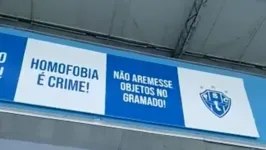 Em um lugar de destaque no estádio bicolor, além reforçar a campanha contra atos de racismo e homofobia, o Paysandu também faz o alerta para que os torcedores não arremessem objetos para dentro do gramado.