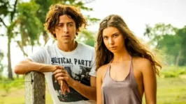 Jove (Jesuíta Barbosa) e Juma (Alanis Guillen) juntos no Pantanal