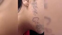 A mãe afirmou que a jovem foi agredida ao resistir a aplicar a tatuagem.