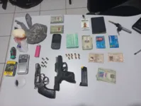 Material que estava em posse dos criminosos e foi apreendido pela PM