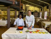 Chef Ângela Sicília e a assistente Lili Frazão nos preparativos de mais uma receita especial