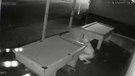 Imagem ilustrativa da notícia Vídeo: homem defeca em bar e espalha fezes em sinuca no Pará