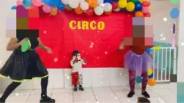 O filho aparecia vestindo uma máscara de macaco.