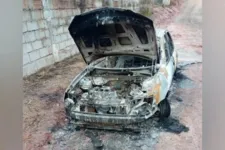 Imagem ilustrativa da notícia Mulher queima carro do marido e esfaqueia garota de programa