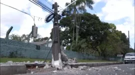 Carro derrubou poste em acidente na manhã desta segunda (13)