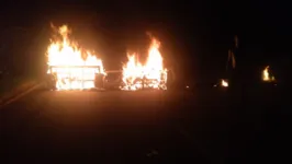 Pista interditada por moradores que protestam